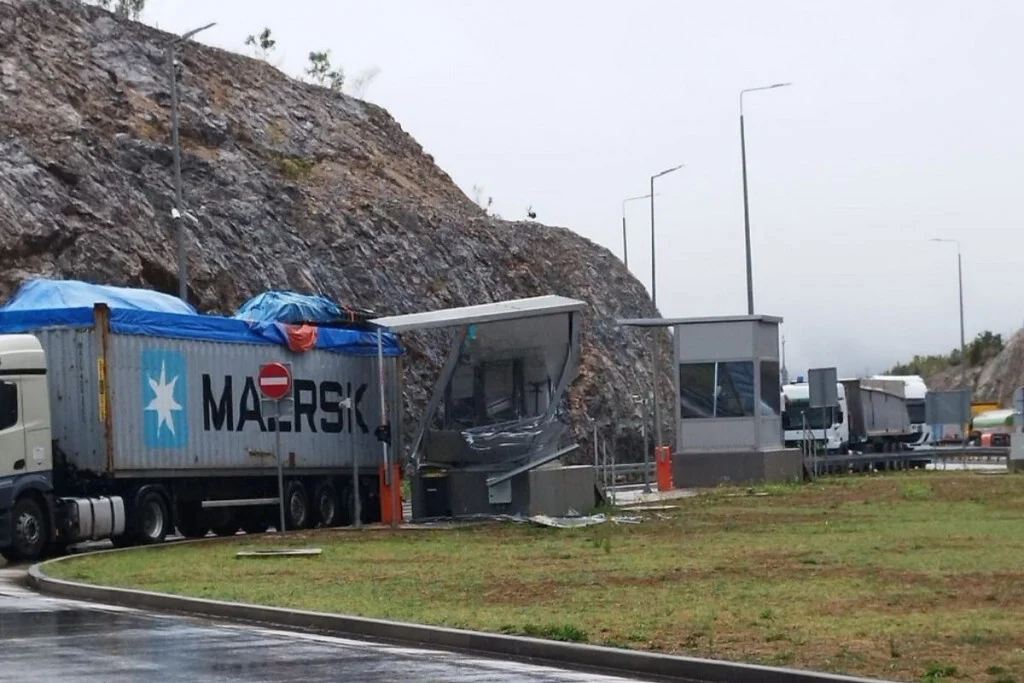 GP BIJAČA Šleperom udario u carinsku kućicu i potpuno je uništio, ozlijeđen carinik